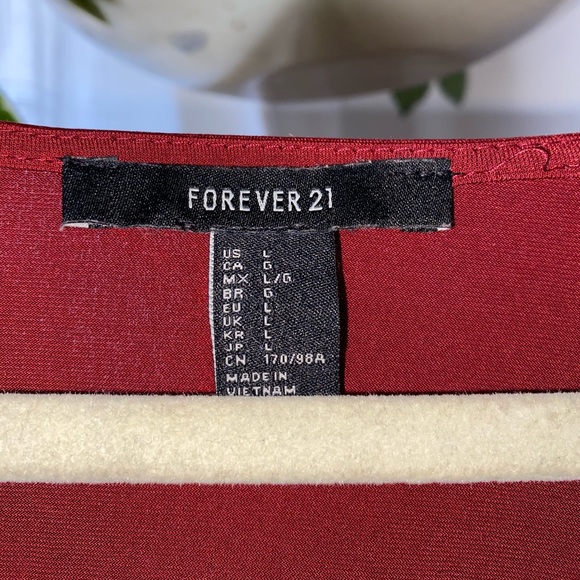 Red v-neck - Picture 4 of 4